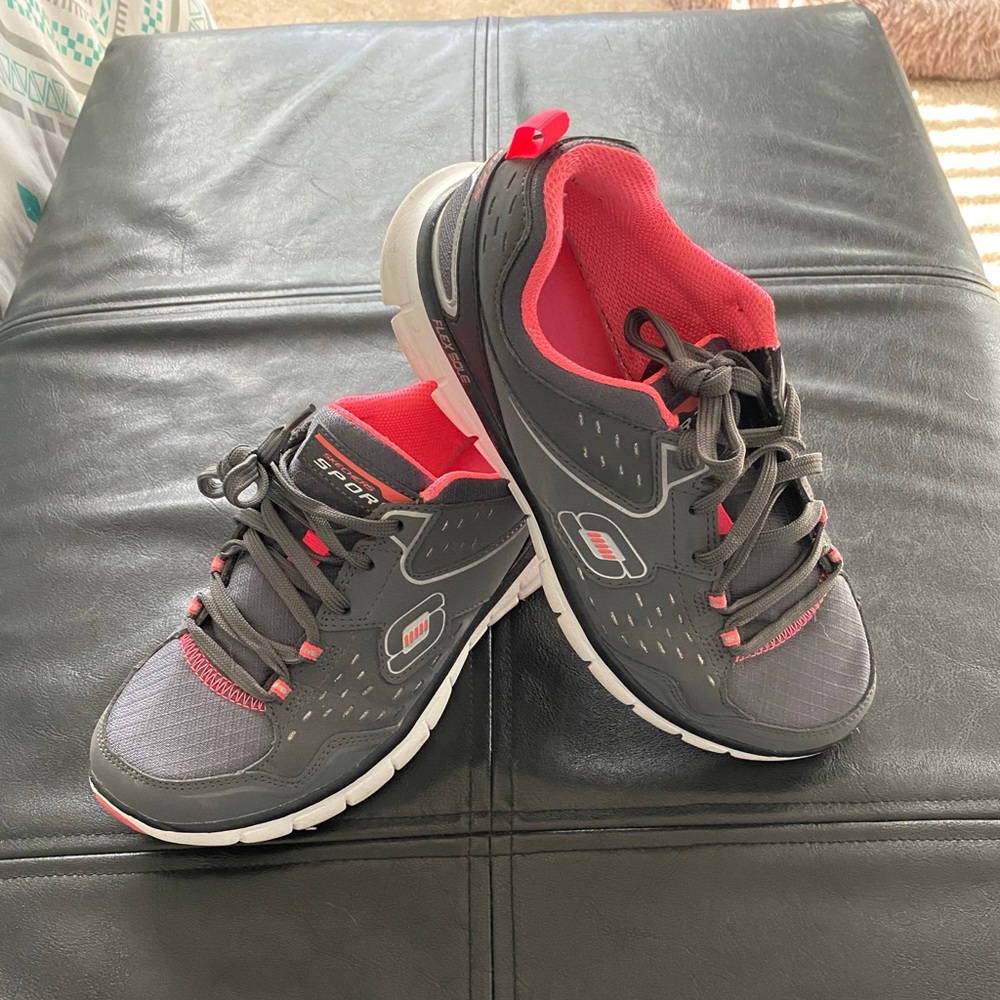 Sketchers tennis shoes